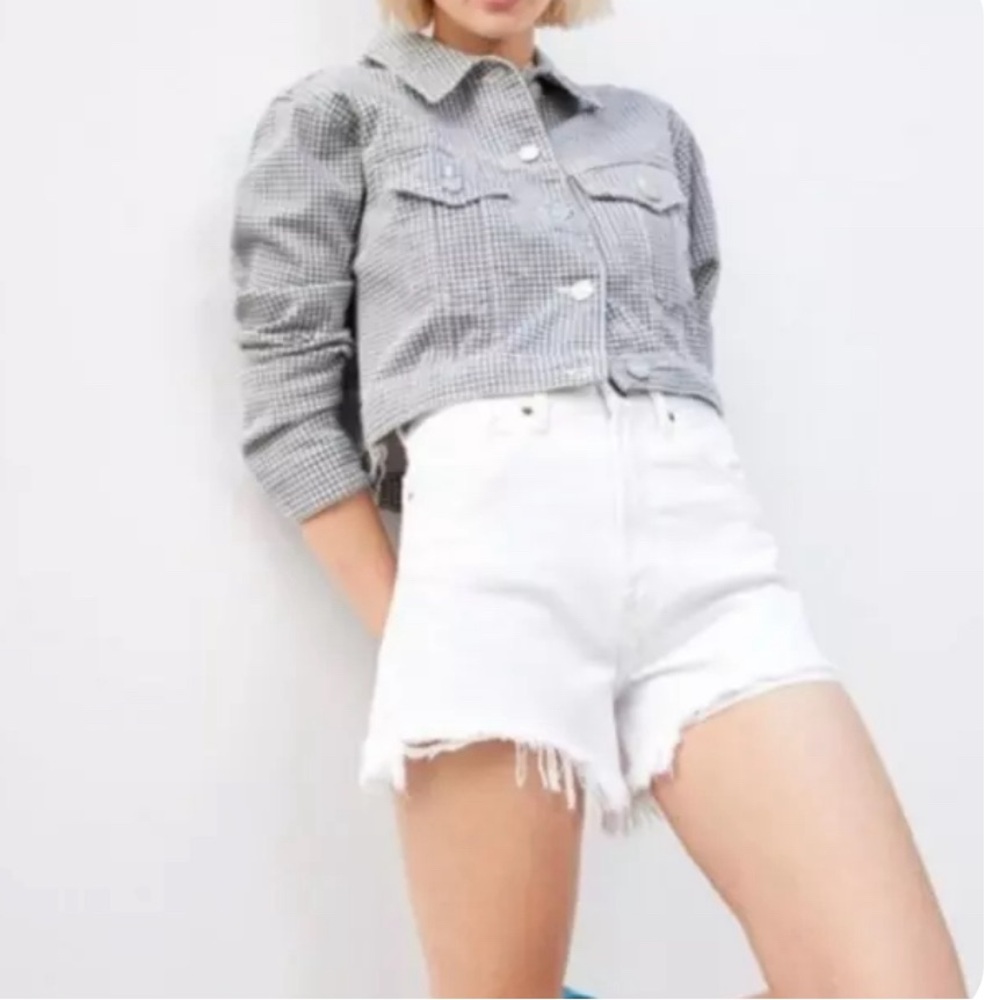 Zara high waisted button fly distressed white shorts. Size 4 EXCELLENT CONDITION